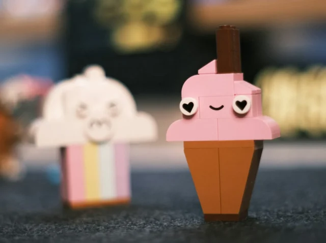 Avoid generic AI-generated content. One strawberry ice cream among identical vanilla cones, representing brand differentiation. Avoid generic AI-generated content. One strawberry ice cream among identical vanilla cones, representing brand differentiation.